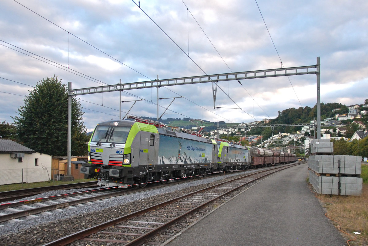 Die beiden neuen BLS Re 475 403 und 404 sind am Abend des 05.10.2016 bei Richterswil am Zürichsee mit einem Holcim-Zug in Richtung Zürich unterwegs. Mir persönlich gefallen Form sowie Design dieser Loks ausserordentlich gut. 