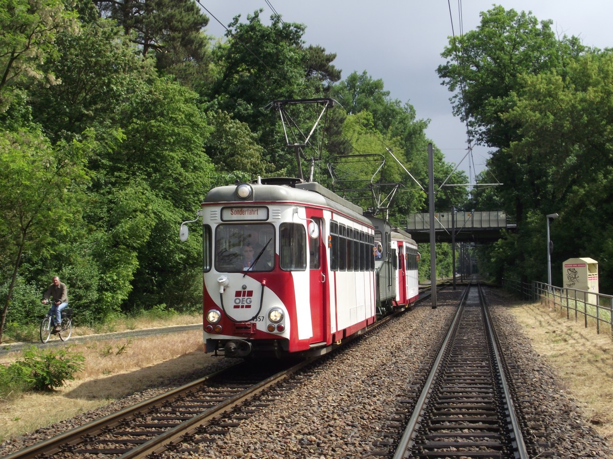 Die beiden OEG Rastätter als Sandwich mit der OEG E-Lok in der Mitte am 15.05.11 im Rahmen der IGN Sonderfahrt wo man auch auf den Gleisen knipsen konnte da diese Veranstaltung Sonntags stattfand und dadurch nicht viel Verkehr unterwegs war