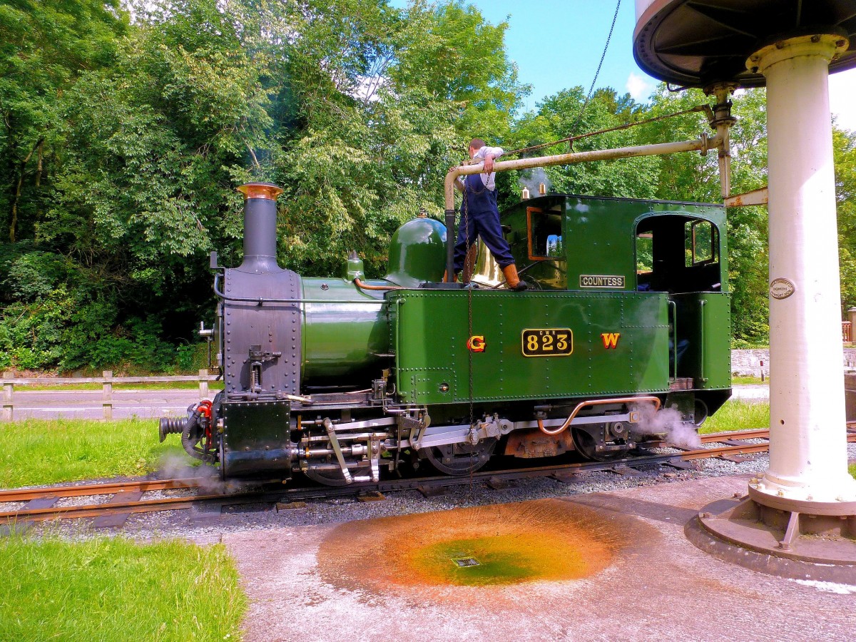 Die beiden Originallokomotiven sind erhalten: Nr.822  The Earl  und Nr.823  Countesss , beide von 1902. Sie waren die einzigen Loks der Bahn von 1903 bis 1956. Im Bild Lok 823 beim Wasserfassen in Welshpool, 12.Juli 2012. 