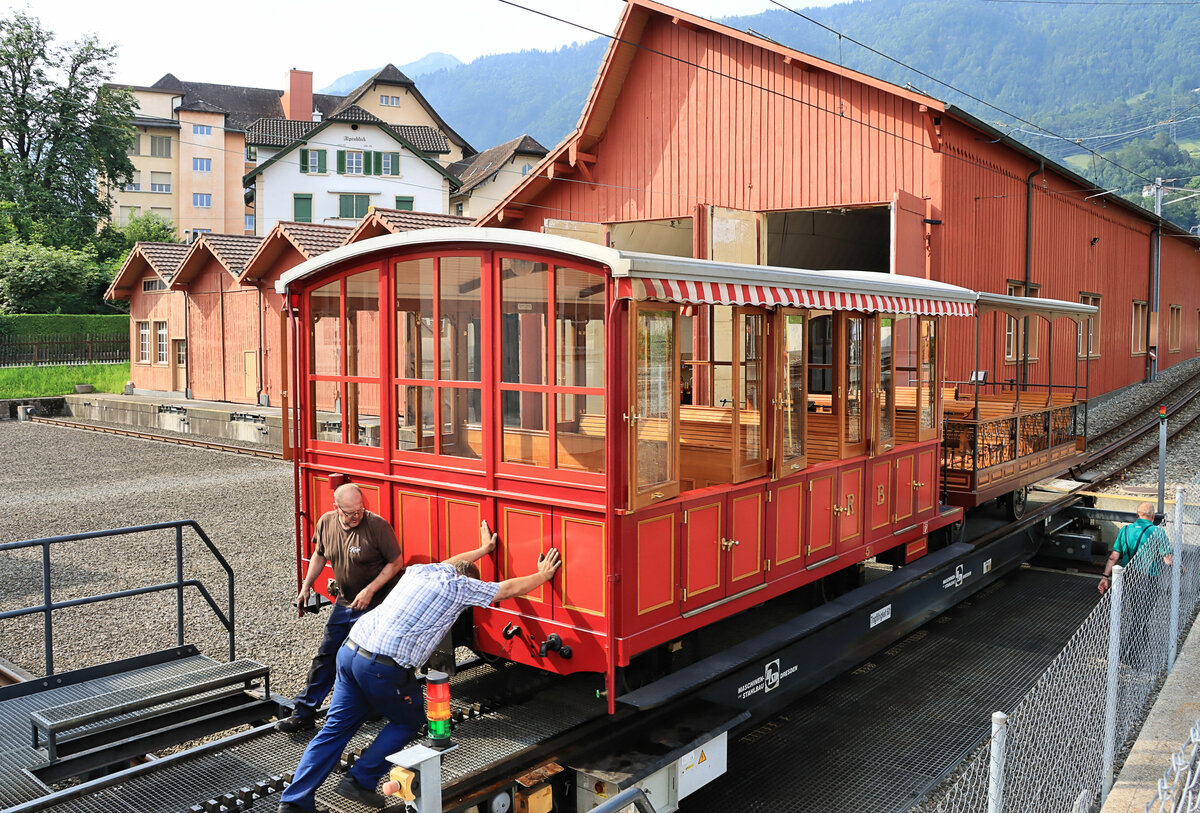 Die beiden Personenwagen für die Dampflok 7 werden in Arth Goldau manövriert. Der rote Wagen ist die Nr. 5 der Vitznau Rigi Bahn (1871), dahinter ist der in Arth-Goldau beheimatete offene Wagen 11 (ausrangiert 1929, dann um 1996 aus einem Güterwagen wieder aufgebaut). 24.Juli 2021 