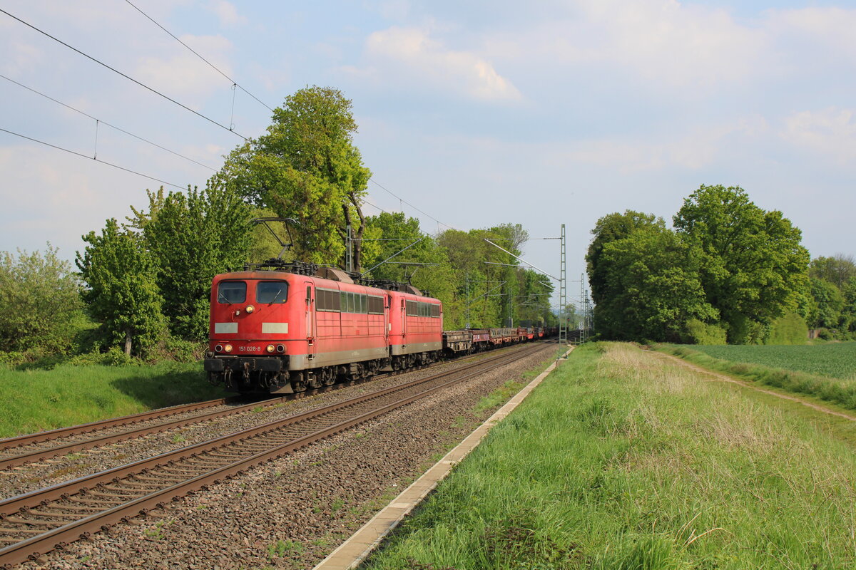 Die beiden Railpool-Maschinen 151 028-8 und 151 032-0 ziehen für DB Cargo am 02.05.2022 einen leeren Coilzug aus Andernach durch Bornheim in Richtung Ruhrgebiet.
