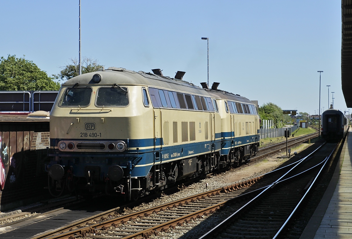 Die beiden Railsystems-218 490-1 und 480-2 setzen am 15.06.2020 in Westerland um