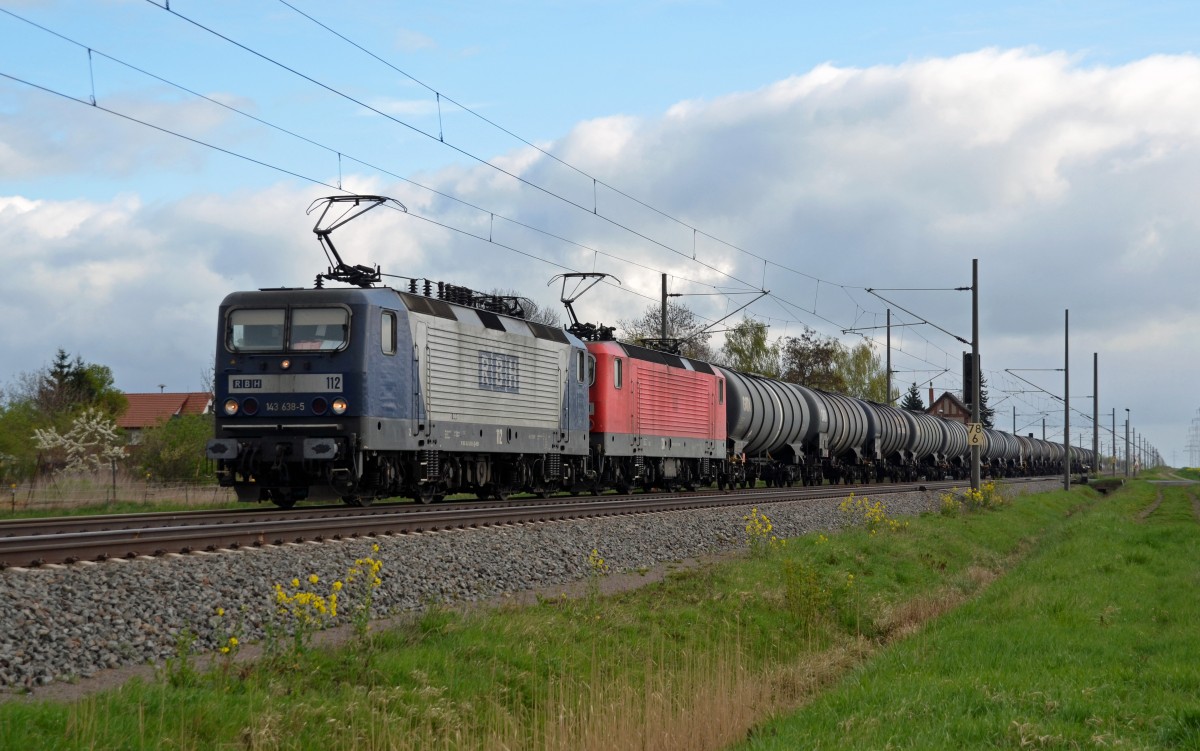 Die beiden RBH-Loks 143 638 und 143 273 führten am 10.04.14 einen Kesselwagenzug durch Braschwitz Richtung Halle(S).