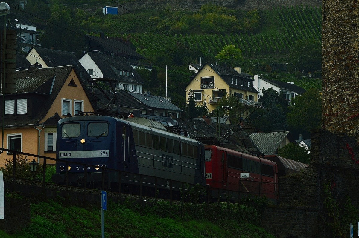 Die beiden RBH Loks 274 und 271 sind bei Oberwesel mit einem Kohlezug gen Süden unterwegs. Sonntag den 5.10.2014