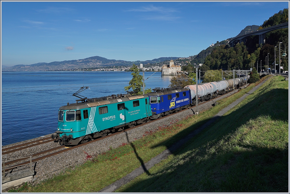 Die beiden Re 4/4 III 114 und 111 sind mit einem Kesselwagenzug beim Château de Chillon Richtung Wallis unterwegs. 

11. Okt. 2019