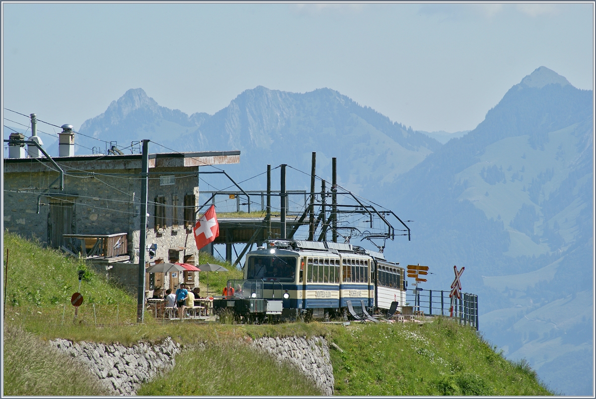 Die beiden Rochers de Naye Bhe 4/8 304 und 305 haben den Bahnhof Jaman erreicht. 
1. Juli 2018
