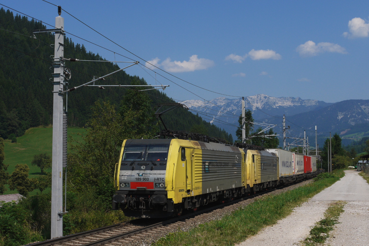 Die beiden RTC-Loks 189 903 und 189 902 fuhren am 06.08.13 mit dem umgeleiteten LM-STEC 41857 (Kln-Eifeltor - Trieste CM) dem Bosruck-Massiv bei Spital am Pyhrn entgegen.