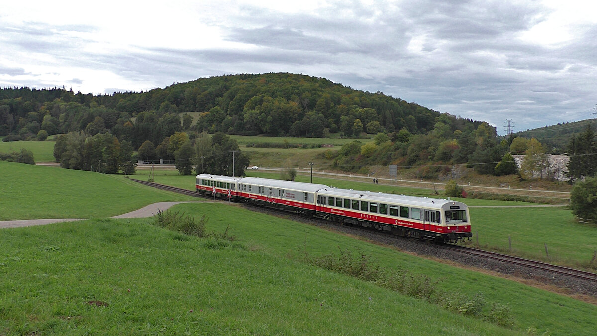 Die beiden SAB Triebwagen 626 129 und 626 413 dieseln mit einem Fahrradwagen am 03.10.2021 durch Gomadingen.