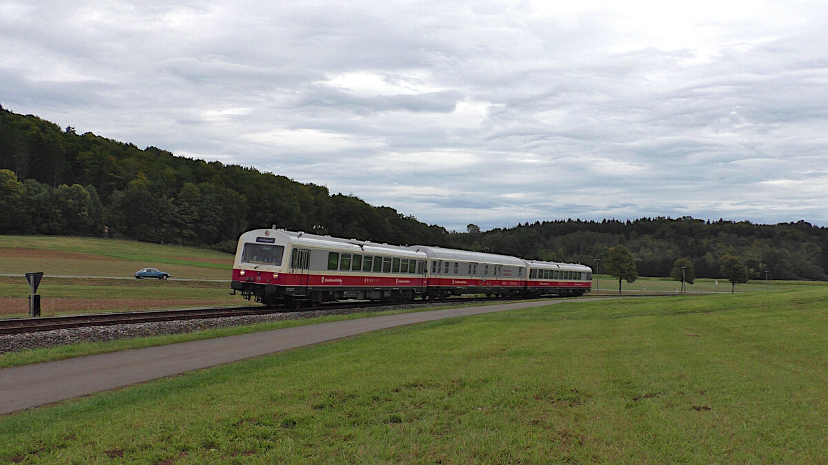 Die beiden SAB Triebwagen 626 129 und 626 413 erreichen in Kürze mit ihrem Fahrradwagen den Bahnhof Engstingen. (03.10.2021)