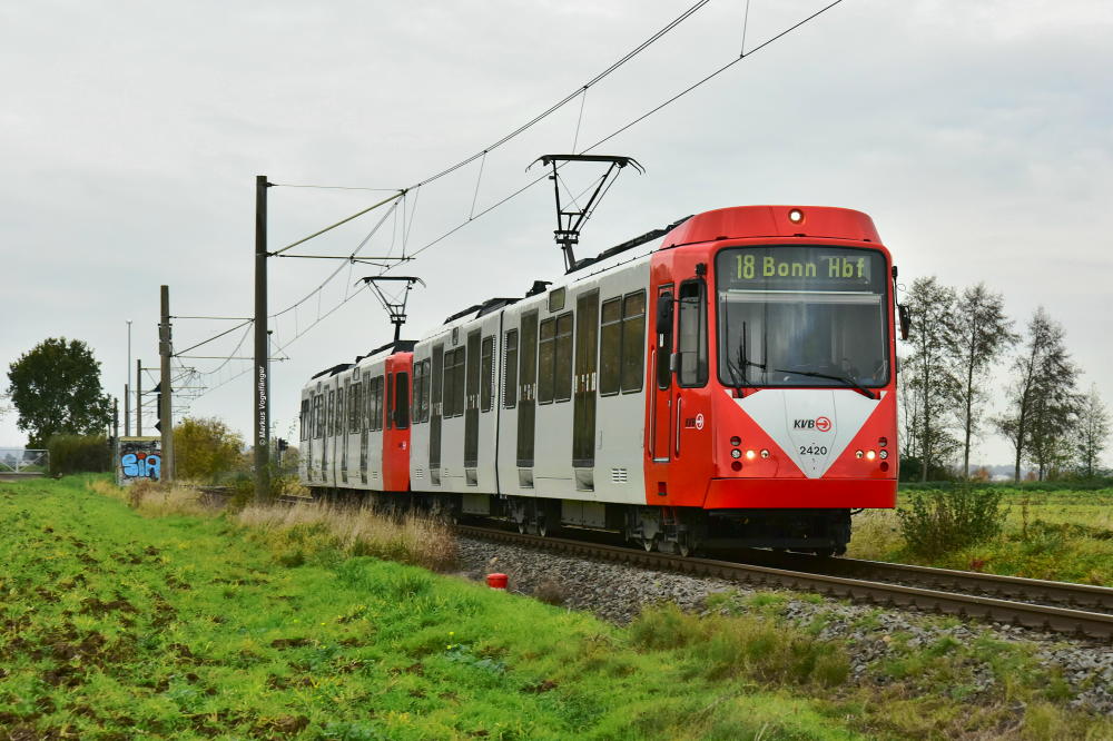 Die beiden sanierten B-Wagen 2420 (ex 2120) und 2422 (ex 2122) auf der Vorgebirgsbahn als Linie 18 bei Merten mit dem Ziel  Bonn Hauptbahnhof  am 16.11.2017.
