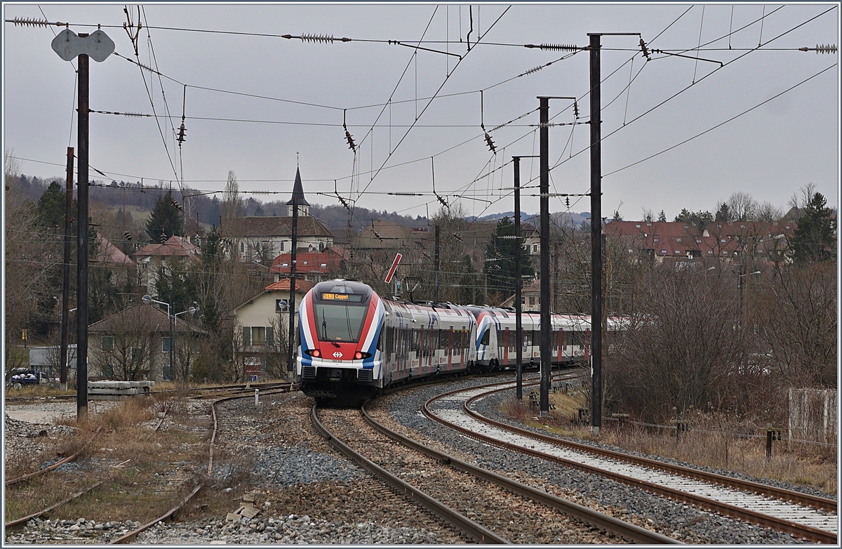 Die beiden SBB CFF LEX RABe 522 223 und 232 verlassen als Léman Express SL2 von Annecy nach Coppet den Bahnhof von Pringy und passieren dabei das offene Ausfahr-Semaphor Richtung Groisy Thorens-la Caille. 

13. Feb. 2020
