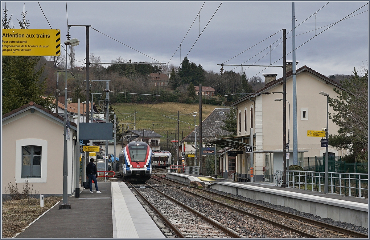 Die beiden SBB LEX RABe 522 232 und 522 223 erreichen als SL2 23416 von Coppet nach Annecy den Bahnhof Groisy-Thorens-la-Caille.

13. Februar 2020