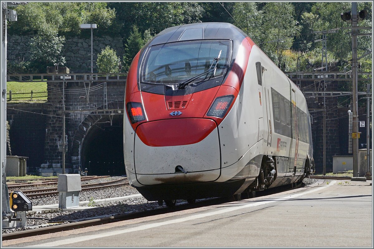 Die beiden SBB RABe 501 016  Glarus  und 014  Bern/Berne  sind als IC auf der Gotthard Panorama Strecke auf der Fahrt in Richtung Süden tauchen in Göschenen in den 15 Kilometer langen Gotthard Tunnel ein. 

4. Sept. 2023