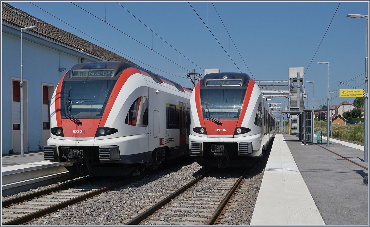 Die beiden SBB RABe 522 211 und 522 207 warten in Delle auf ihrer Abfahrt. Während der RABe 522 211 als RE 18174 von Biel/Bienne nach Meroux nur einen kurzen Halt von zwei Minuten in Delle einlegt (Systemwechsel), beträgt die Wendezeit des RABe 522 207 als RE 4122/4121 Porrentruy - Delle - Porrentruy eine gute halbe Stunde. Es ist meines Wissend der einzigste Zeitpunkt in dem planmässig zwei SBB RABe 522 sich in Delle zeigen; zudem steht an Schultagen auf dem hier kaum zu sehenden Gleis 3 ein SNCF Z 27500. 

23. Juli 2019