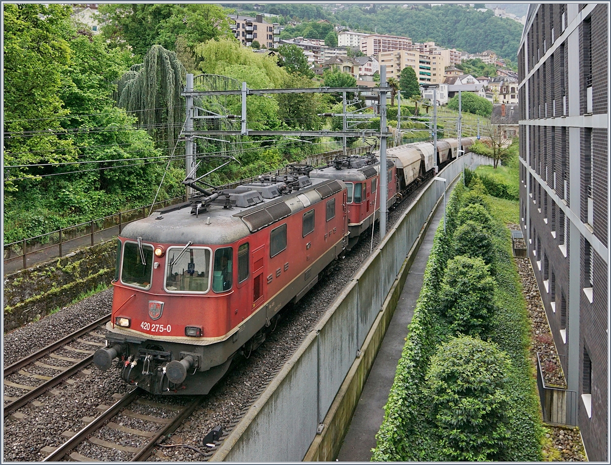 Die beiden SBB Re 4/4 II 11275 und 11270 haben in Domo II den leeren  Spaghetti  Zug übernommen und bringen ihn nun nach Vallorbe; das Bild zeigt den Zug beim Verlassen des Bahnhofs von Montreux.

5. Mai 2020  