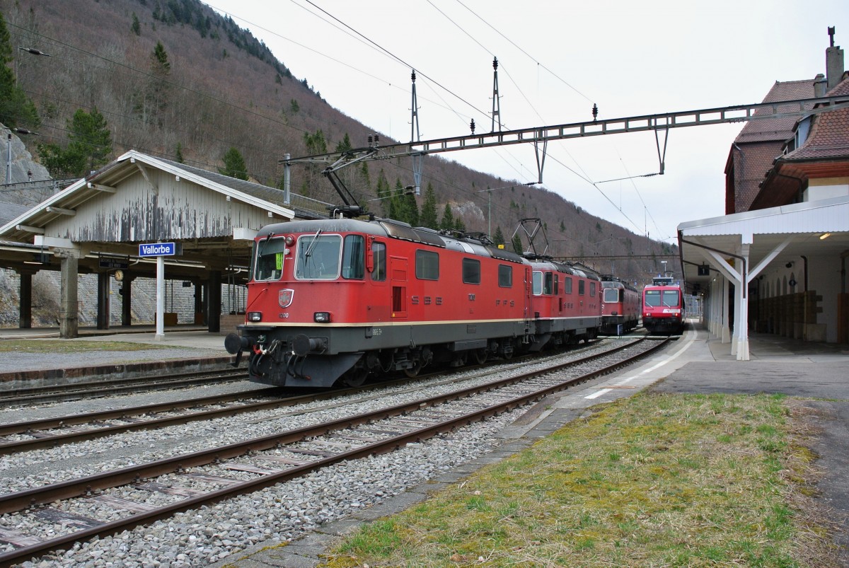 Die beiden SBB Re 4/4 II 11200 und 11125 stehen tagsber in Vallorbe und warten auf den Nachtzug Frankreich-Italien, 25.03.2015.