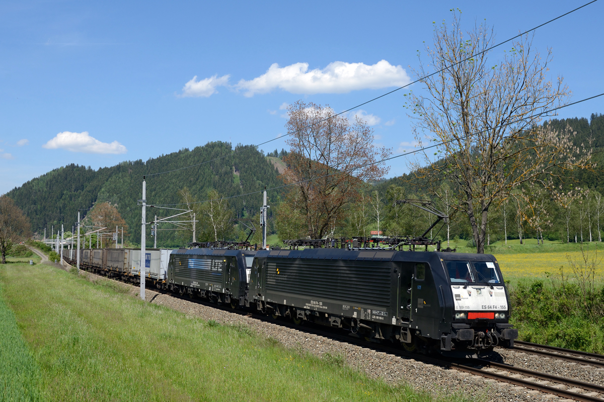 Die beiden schwarzen 189er nämlich 155 und 156 bespannten am 22. Mai den LTE 40513.
Dabei wurden sie von mir zwischen Preg und Fentsch-St.Lorenzen fotografiert. 