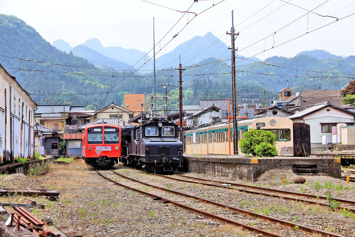 Die beiden Siemens-Schuckert/MAN-Lokomotiven von 1924 der Jôshin-Bahn an der Endstation Shimo Nita, umgeben von Regelzügen. 29.Mai 2016.  