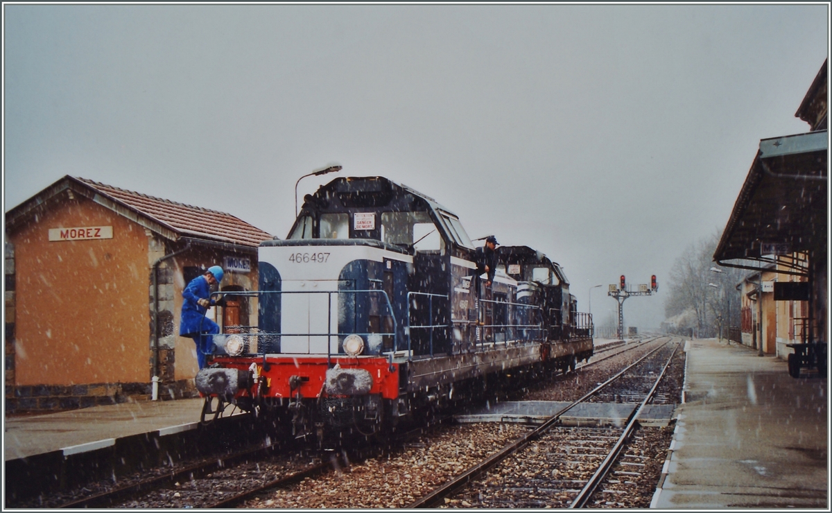 Die beiden SNCF Dieselloks 66497 und 66594 beim Manöver in Morez.
6. Jan. 2001
