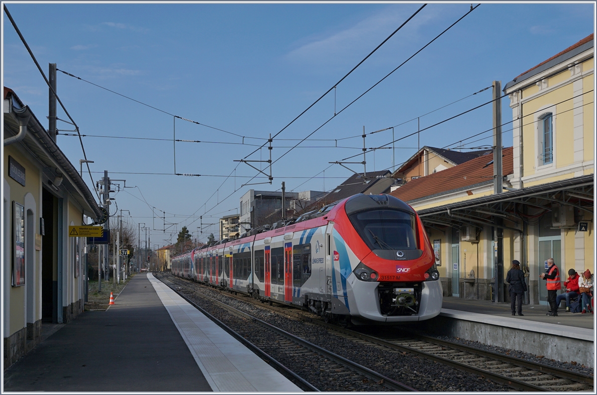 Die beiden SNCF Z 31500 Coradia Polyvalent régional tricourant Z 519 und 517 verlassen Thonon-les-Bains als SL1 Léman Express 23358 in Richtung Coppet.

8. Februar 2020