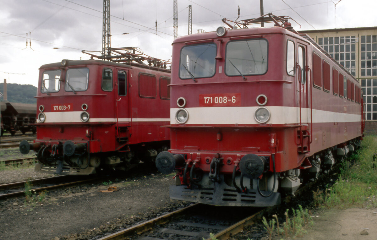 Die beiden Steilstreckenloks 171 008 und 003 am 15.08.1992 im Bw. Blankenburg.