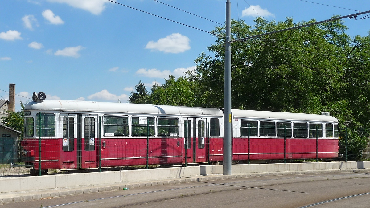 Die beiden Steuerwagen der ehemaligen Wiener Straßenbahn stehen am anderen Ende des LAEV-Geländes in Miskolc-Majlath, 10.7.16 

Der Mast verdeckt genau die Lücke zwischen den beiden Wagenhälften...