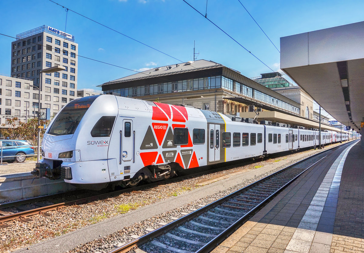 Die beiden SÜWEX-Triebzüge 429 116-7 und 429 111-8 fahren als RE 4123 (Mannheim Hbf - Saarbrücken Hbf - Trier Hbf - Koblenz Hbf) aus dem Mannheimer Hbf aus.
Aufgenommen am 20.4.2017.
