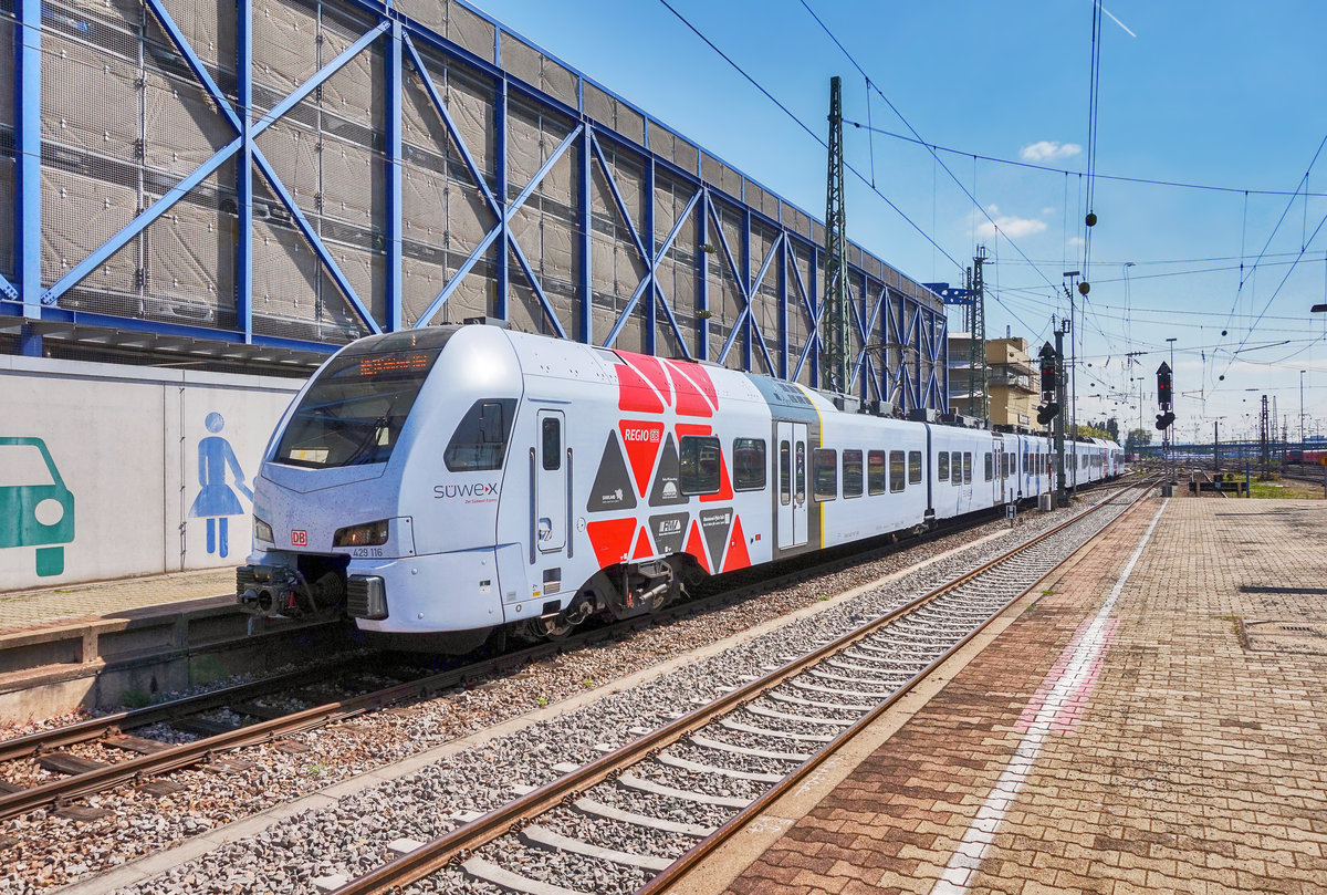 Die beiden SÜWEX-Triebzüge 429 116-7 und 429 111-8 werden am 20.4.2017 in Mannheim Hbf bereitgestellt.
Die Garnituren fuhren anschließend als RE 4123 nach Koblenz Hbf.