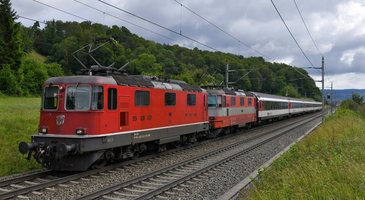 Die beiden Swiss Express Maschinen 11112 (ehemals Swiss Express) und 11108 sind mit ihrem IR nach Basel SBB unterwegs, aufgenommen bei Villnachern AG am Vormittag des 11.07.2020.