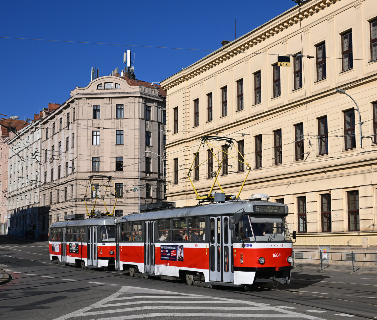 Die beiden Tatra T3G-Triebwagen 1604 und 1619 verkehrten am Abend des 3. Oktober 2025 auf der Linie 6, und wurden dabei von mir auf der Fahrt von Královo Pole nach Starý Lískovec auf dem nach dem Vater der Genetik,  Gregor Mendel, Mendelplatz/Mendlovo náměstí fotografiert.