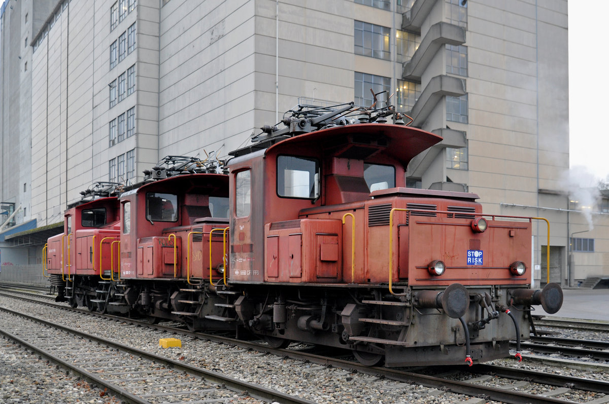 Die beiden Te III 157 und 176, zusammen mit der Ee 3/3 16448, stehen auf einem Nebengleis beim Bahnhof Kaiseraugst und warten auf den Abbruch bei der Firma Thommen. Die Aufnahme stammt vom 19.12.2016.