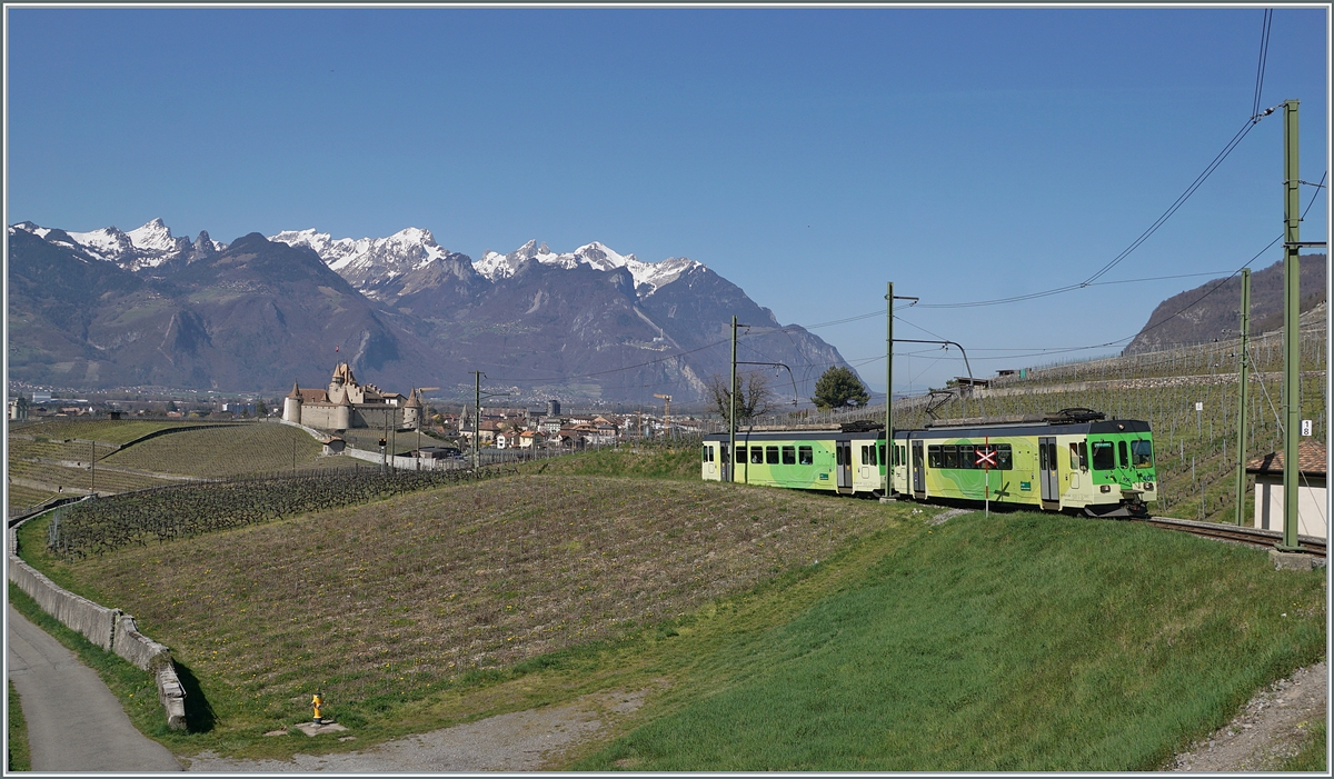 Die beiden TPC / ASD BDe 4/4 401 und 402 sind als Regionalzug 440 von Aigle nach Les Diablerets unterwegs und fahren in weiten Kurven durch die Rebberge oberhalb von Aigle, im Hintergrund ist das Schloss von Aigle zu erkennen. 

30 März 2021