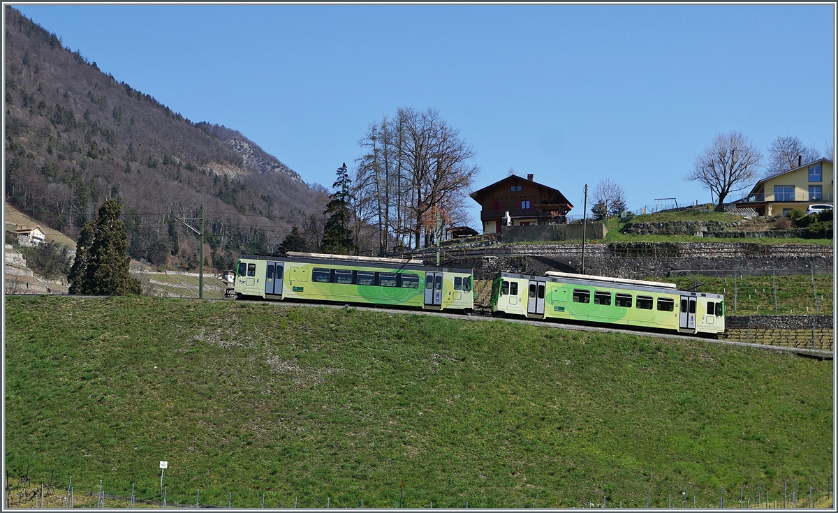 Die beiden TPC / ASD BDe 4/4 401 und 402 sind als Regionalzug 440 von Aigle nach Les Diablerets unterwegs und fahren in weiten Kurven durch die Rebberge oberhalb von Aigle. Interessant sind die kleinen Unterschiede in der TPC Einheitslackierung der beiden Triebwagen 30. März 2021