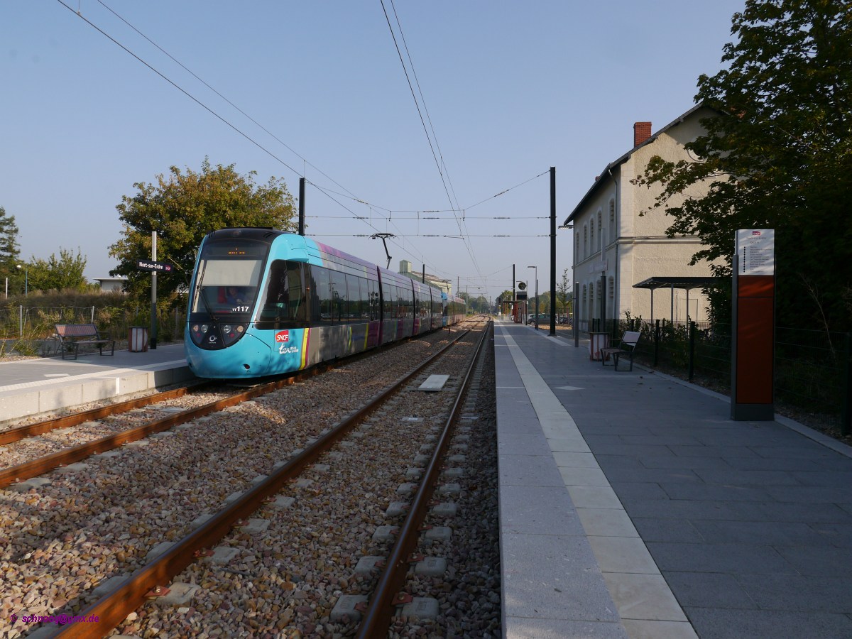 Die beiden Tram-Train-Triebzüge SNCF-U53534+U53533=TT117+U53510+U53509=TT105 (Typ Alstom Citadis Dualis) sind hier im Bahnhof Nort-sur-Erdre als TER59605 von Châteaubriant(ab 09:21) nach Nantes(an 10:29) unterwegs.


2014-07-19 Nort-sur-Erdre