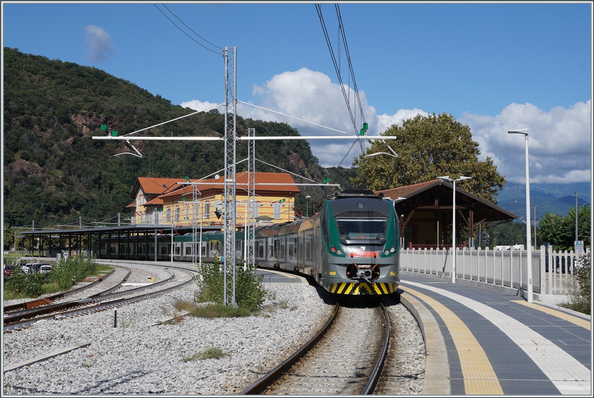Die beiden Trenord ETR 425 032 und 033 sind in Porto Ceresio eingetroffen und werden in gut einer halben Stunde nach Milano Porta Garibaldi zurück fahren. 

21. Sept. 2021
