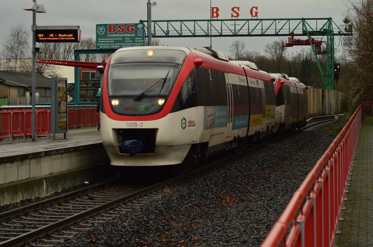Die beiden Triebwagen 1005 und 1001 der Regio-Bahn stehen hier im Bahnhof Kaarst.
An dieser Stelle befand sich zu DB-Zeiten der eigentliche Bahnhof. Der Schrotthändler im Hintergrund war zu der Zeit auch mit einem Gleisanschluß versehen und eine weitere Weiche etwas weiter in Richtung Schiefbahn, schloß einen weiteren Industriebetrieb an, ich glaube es war eine Weberei. Diese hatte sogar eine eigene Köf und es gab Wagendrehscheiben auf den Gelände. Heute befinden sich Einfamilienhäuser auf dem ehemaligen Industriegelände. Die Zufahrt führte auf einer Brücke über den Nordkanal. Bilder aus der DB-Zeit findet ihr beim Johannes Schmoll und beim Horst Lüdicke......Kaarst den 20.12.2014