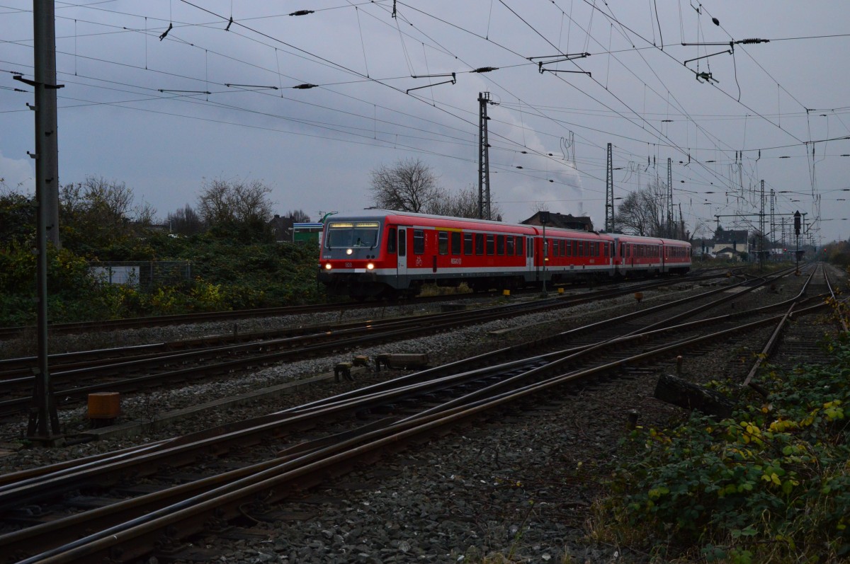Die beiden Triebwagen 628/928 502 und 628/928 573 verlassen am späteren Freitagnachmittag den Grevenbroicher Bahnhof in Richtung Düsseldorf Hbf als RB38.
5.12.2014