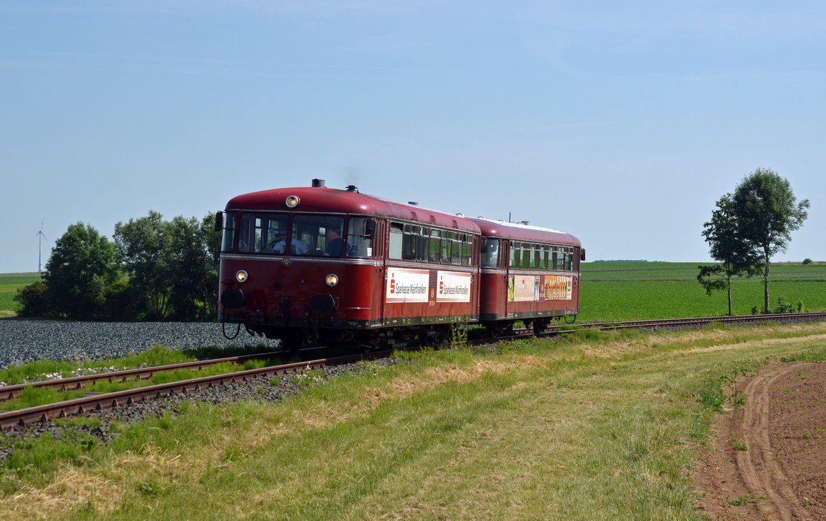 Die beiden Triebwagen der Mainschleifenbahn erreichen am 15.06.17 als Leerfahrt ihren Ausgangsbahnhof Seligenstadt. 