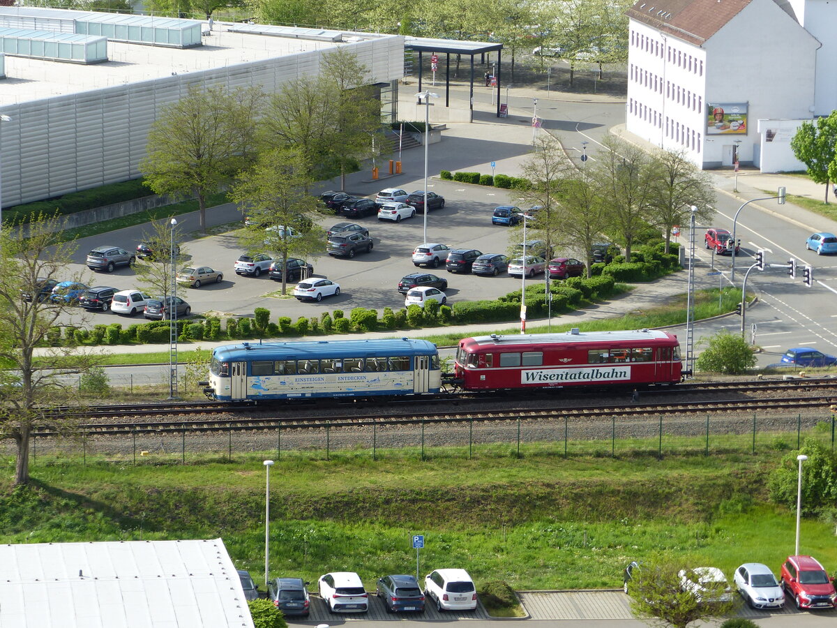 Die beiden Triebwagen der still gelegten Wiesentatalbahn 9580 0798 592 1 D-GERA und 9580 0798 813 1 D-GERA am 15.4.2024 südlich des Geraer HBF. 