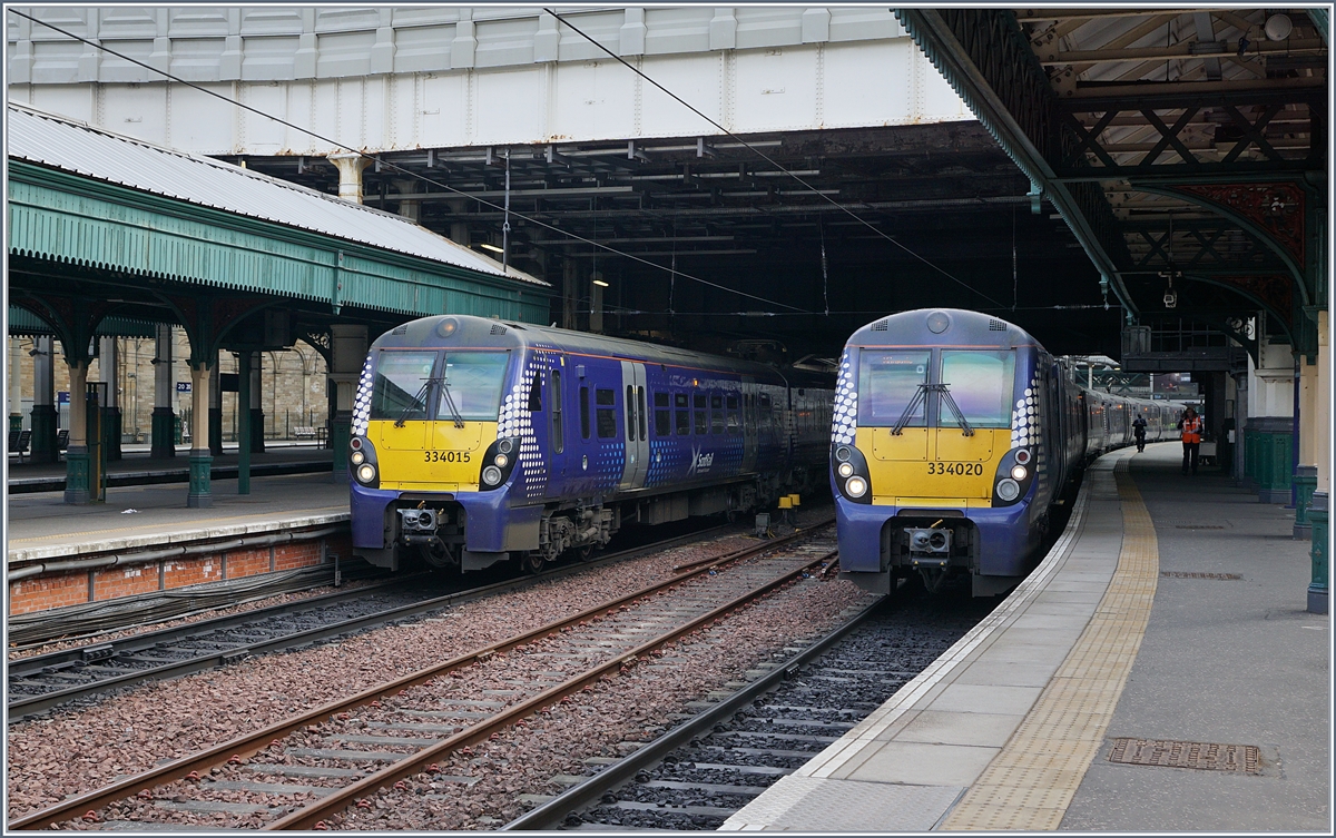 Die beiden Triebwagenzüge 334 015 und 334 020 warten in Edinburgh Waverley / Waverley Dhùn Èideann auf ihre nächsten Einsätze.
3. Mai 2017