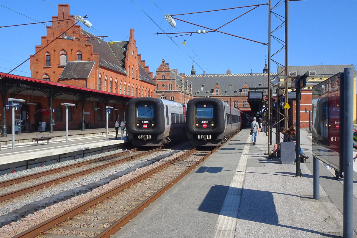 Die beiden Triebzüge ET 4394 und ET 4395 stehen im samstäglichen Bahnhof von Helsingør in Dänemark bereit zur Fahrt Richtung Kopenhagen.
Helsingør, 2. September 2023