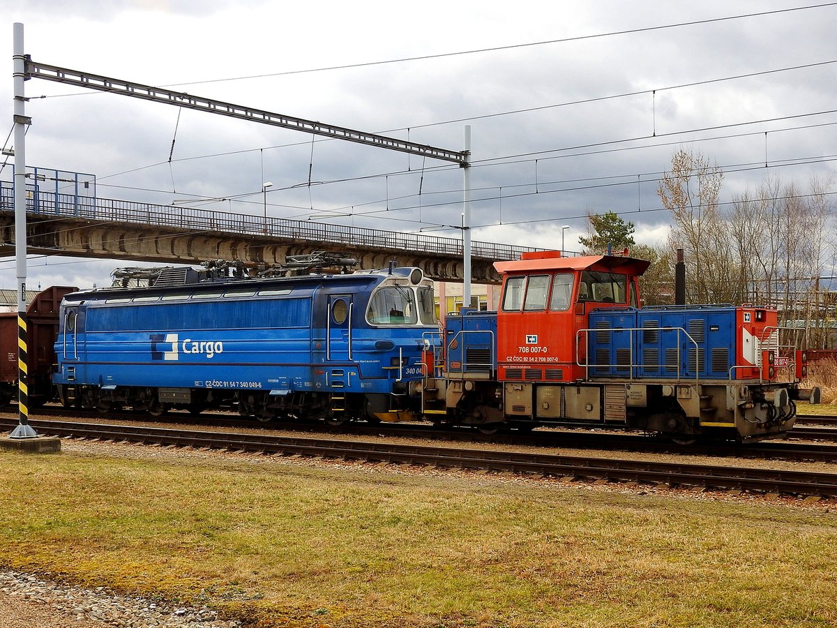 Die beiden Tschechischen Zugpferde 708-007-0 sowie 340-049-6,
warten im Bhf. České Velenice auf die nächsten Einsätze; 200306