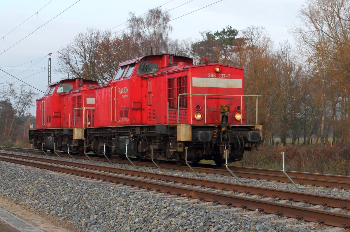 Die beiden V 100.4 298 337-7 und 298 312-0 am 19.11.2013 in Nassenheide.

Die 298 337-7 wurde 1983 in den LEW Hennigsdorf unter der Fabriknummer 17726 gebaut.

Die 298 312-0 wurde 1982 in den LEW Hennigsdorf unter der Fabriknummer 17840 gebaut.
