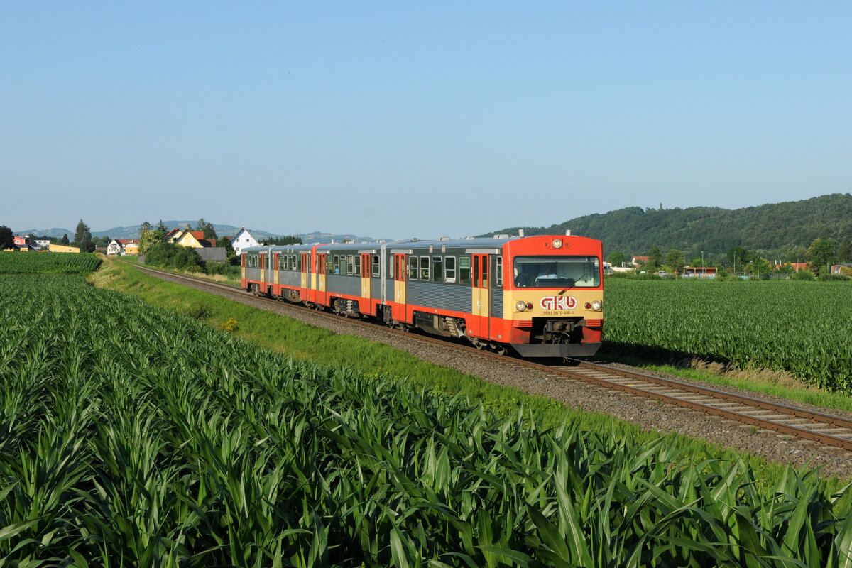 Die beiden VT 70er VT 70.10 und VT 70.05. waren am Abend des 27. Juni 2011 als R 8569 von Graz Hauptbahnhof via Lieboch nach Wies-Eibiswald unterwegs und wurden von mir kurz vor dem Fahrtziel fotografiert. Die Einlierferung von Betonmasten ist bereits in vollem Gange und bald wird diese weststeirische Eisenbahnstrecke elektrifiziert sein.
