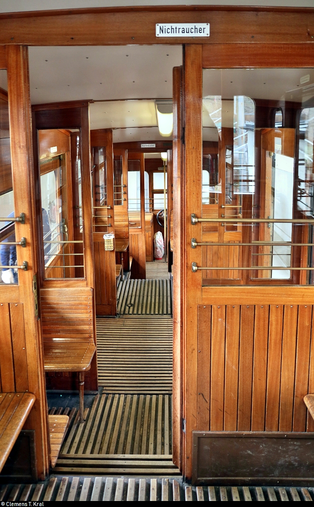 Die beiden Wagen der Standseilbahn Stuttgart (Stuttgarter Straßenbahnen AG (SSB)) sind sowohl außen als auch innen noch vorbildlich erhalten geblieben. Sie wurden am Ende der 1920er-Jahre aus Teak- und Mahagoniholz gefertigt.
Hier ein kurzer Blick in den Innenraum des Wagen 1 in der Talstation (Südheimer Platz).
[13.3.2020 | 11:56 Uhr]