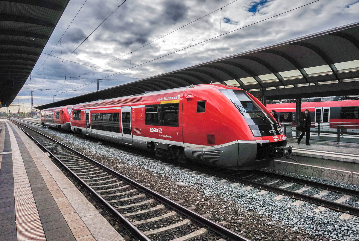 Die beiden Wale 641 026 und 641 039 fahren am 11.4.2017 in den Bahnhof Lichtenfels ein.
641 026 war unterwegs als RE 59291 (Bamberg - Neuenmarkt-Wirsberg - Hof Hbf).
641 039 war unterwegs als RE 59311 (Bamberg - Neuenmarkt-Wirsberg - Bayreuth Hbf).
