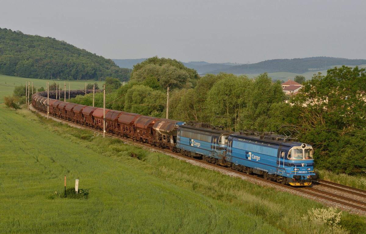 Die beiden Wechselstromloks 240 063 sowie 240 062 waren am frühen Morgen des 28. Mai 2018 einem Güterzug vorgespannt und wurde von mir 
