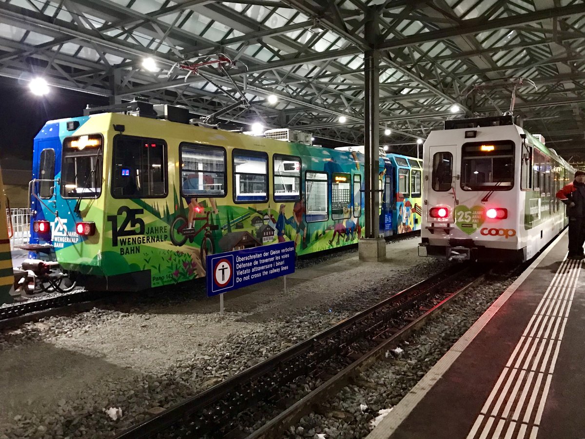 Die beiden Wengernalpbahn Werbetriebzüge Bhe 4/8 143 mit 125 Jahre Wengernalpbahn Werbekleid und Bhe 4/8 25 Jahre Coop Naturaplan treffen sich am 17.1.18 in Bahnhof Lauterbrunnen.