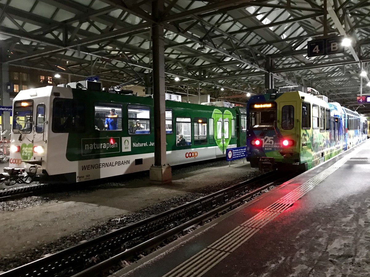 Die beiden Wengernalpbahn Werbetriebzüge Bhe 4/8 143 mit 125 Jahre Wengernalpbahn Werbekleid und Bhe 4/8 25 Jahre Coop Naturaplan treffen sich am 17.1.18 in Bahnhof Lauterbrunnen.