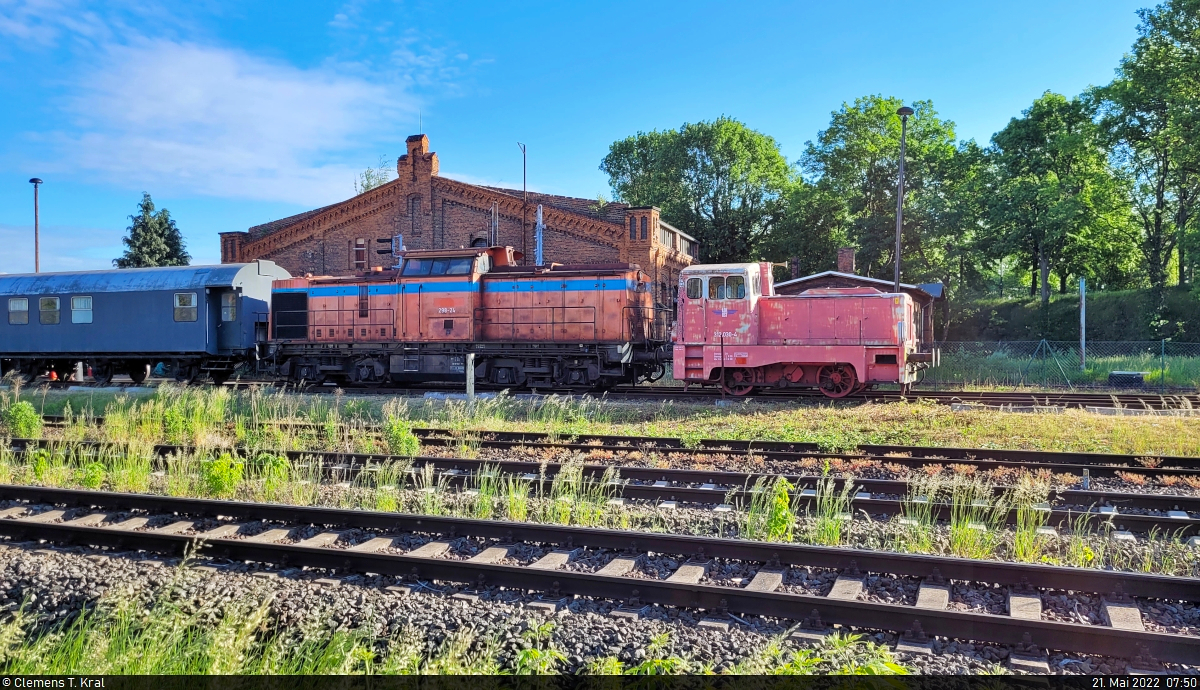 Die beiden Werksloks 298 130-6 (298-24 | 201 130-2 | 110 130-2 | DR V 100 130) und 312 030-4 (102 030-4 | DR V 23 030) haben ausgedient und verbringen ihren Dornröschenschlaf am Lokschuppen in Aschersleben.
Das Foto entstand an der Wallstraße.

🧰 Lokführerdienstleistungen Olof Stille (LOK OST)
🕓 21.5.2022 | 7:50 Uhr